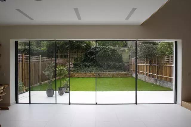 Don't install glass sliding door and sliding door any more. Now this kind of sliding door is popular. It's light and strong, and it looks good!